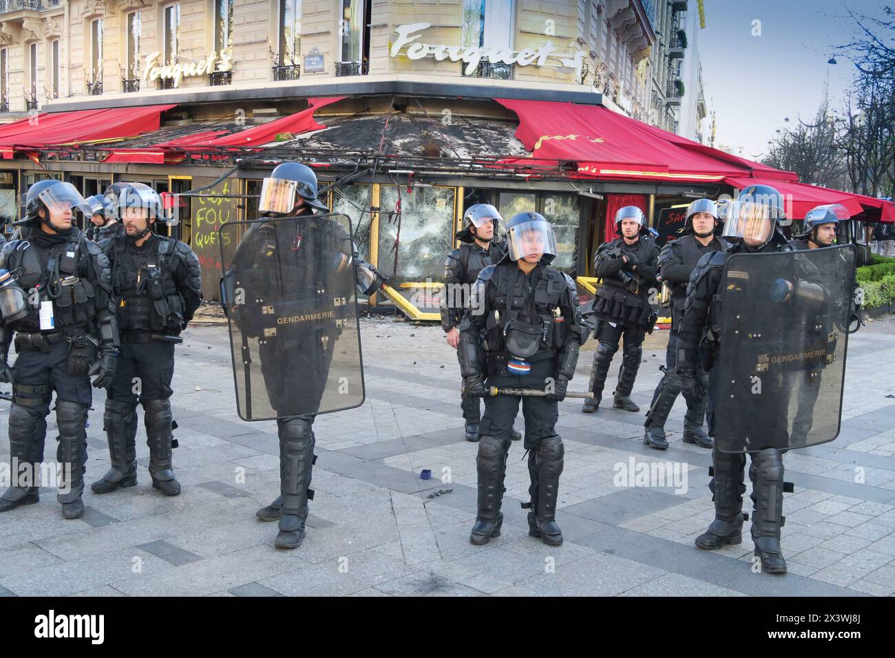 16 marzo 2019. Parigi. Dimostrazione dei gilet gialli contro la politica del governo Macron. Atto 18. Champs Elysees. Gruppo di poliziotti prote Foto Stock