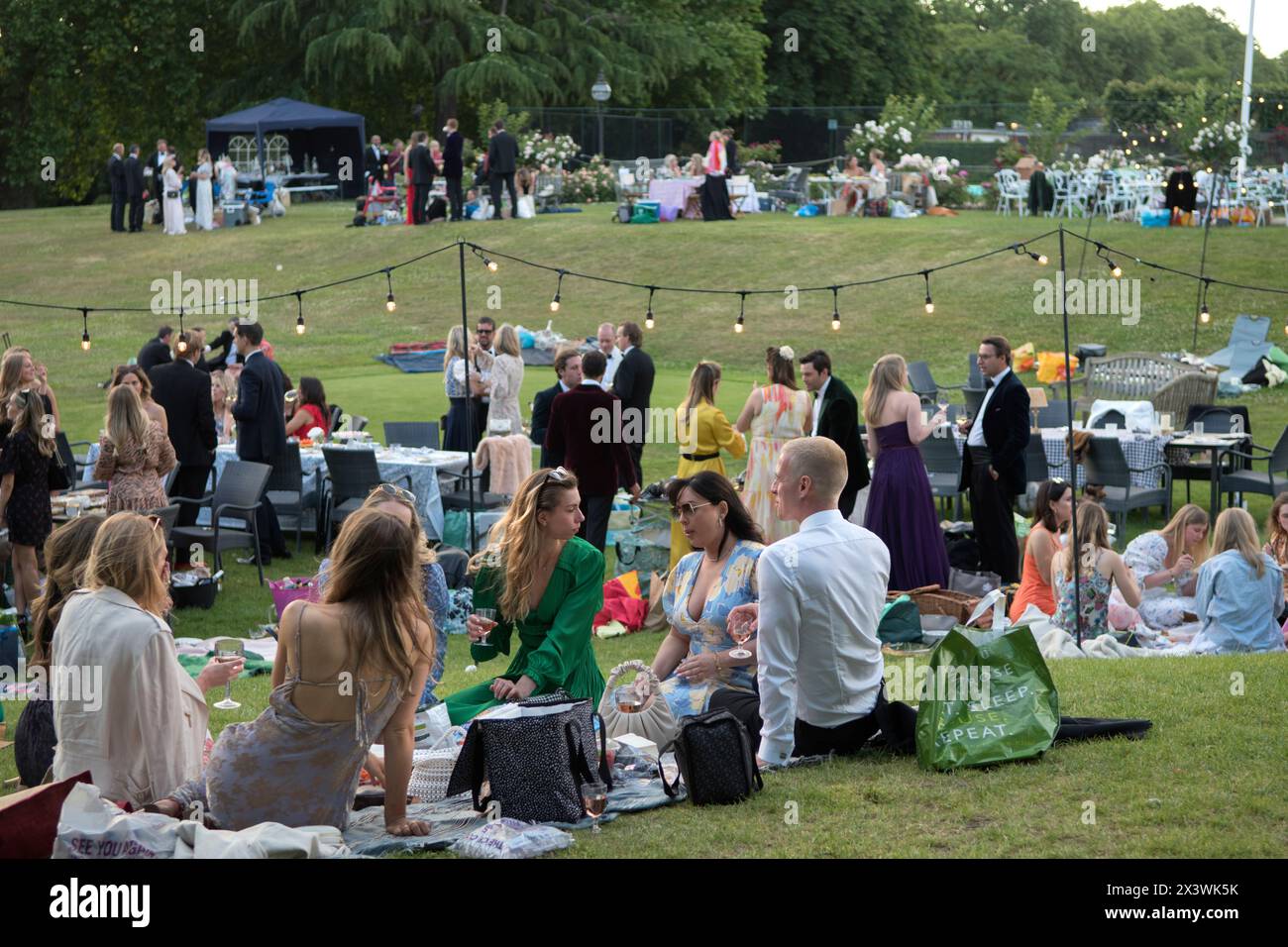 England Garden Party Regno Unito anni '2020 L'Hurlingham Club, un club privato esclusivo di Londra. Membri e ospiti dell'annuale Fête Champête. Fulham, Londra, Inghilterra 11 giugno 2022 HOMER SYKES Foto Stock