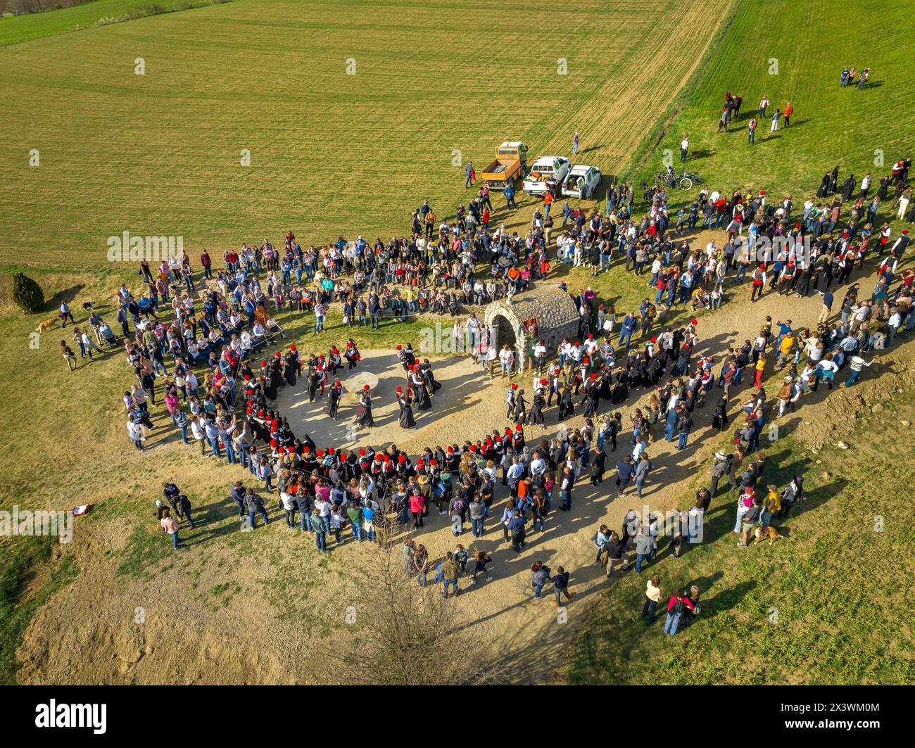 Vista aerea del festival Aplec de Talló al lunedì di Pasqua, nella fontana di Talló (Cerdanya, Lleida, Catalogna, Spagna) Foto Stock