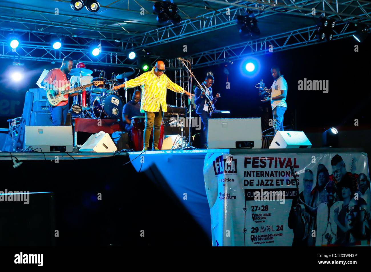 Abidjan. 27 aprile 2024. I musicisti si esibiscono alla seconda edizione del Festival Internazionale del Jazz e delle Culture africane (FIJCA) ad Abidjan, Costa d'Avorio, il 27 aprile 2024. Dal 27 aprile al 1 maggio, il festival si tiene a Yopougon, Abidjan, la capitale economica della Costa d'Avorio. Il tema di questo festival è "Jazz, Gioventù della Costa d'Avorio e Cultura della Pace". Crediti: Laurent Idibouo/Xinhua/Alamy Live News Foto Stock