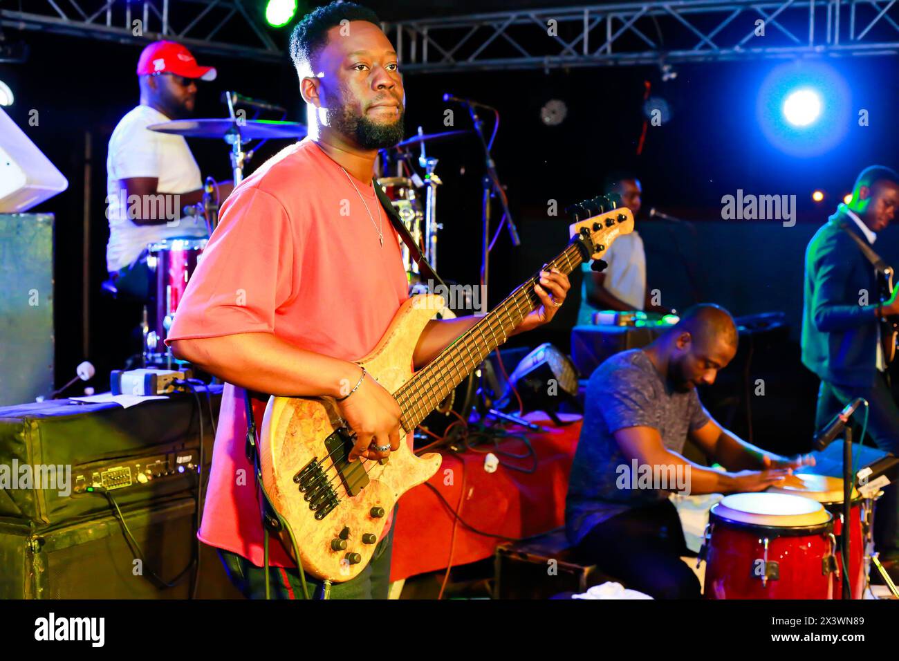 Abidjan. 27 aprile 2024. I musicisti si esibiscono alla seconda edizione del Festival Internazionale del Jazz e delle Culture africane (FIJCA) ad Abidjan, Costa d'Avorio, il 27 aprile 2024. Dal 27 aprile al 1 maggio, il festival si tiene a Yopougon, Abidjan, la capitale economica della Costa d'Avorio. Il tema di questo festival è "Jazz, Gioventù della Costa d'Avorio e Cultura della Pace". Crediti: Laurent Idibouo/Xinhua/Alamy Live News Foto Stock