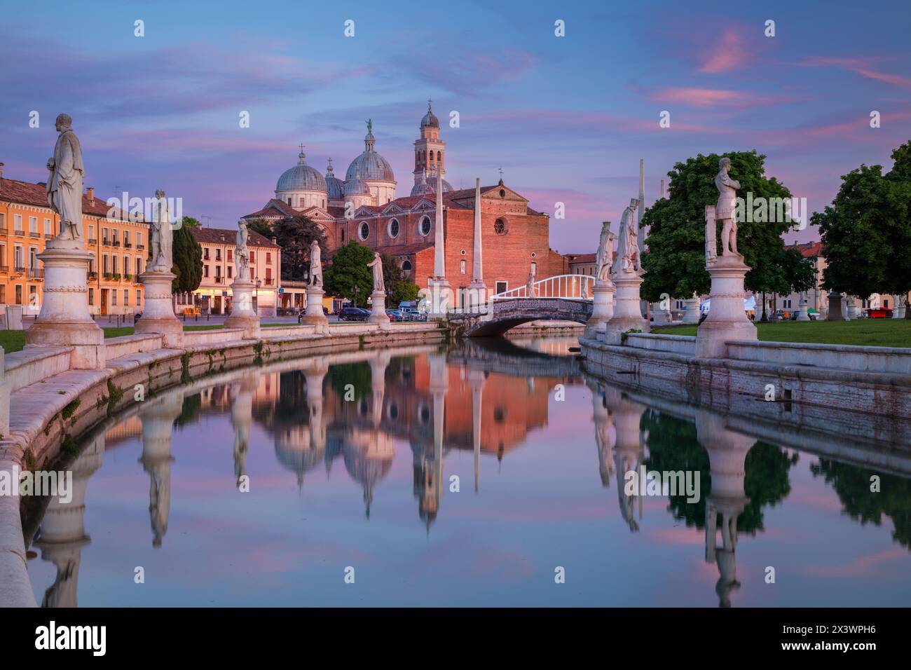 Padova, Italia. Immagine del paesaggio urbano di Padova, Italia, con piazza Prato della Valle al tramonto. Foto Stock