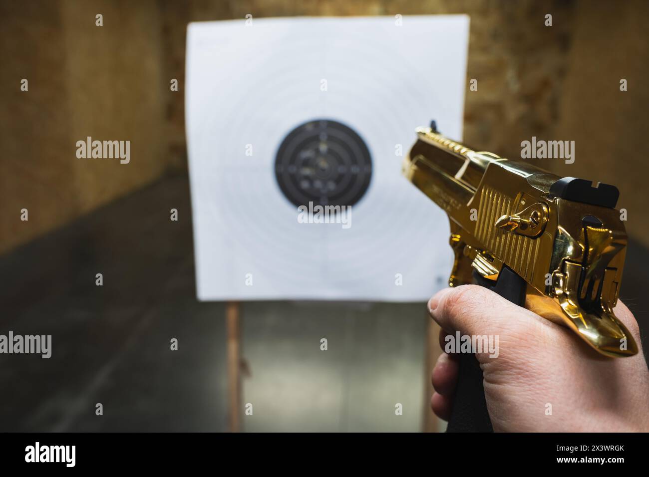 Scatta a un poligono di tiro con una potente pistola Desert Eagle dorata. Foto Stock