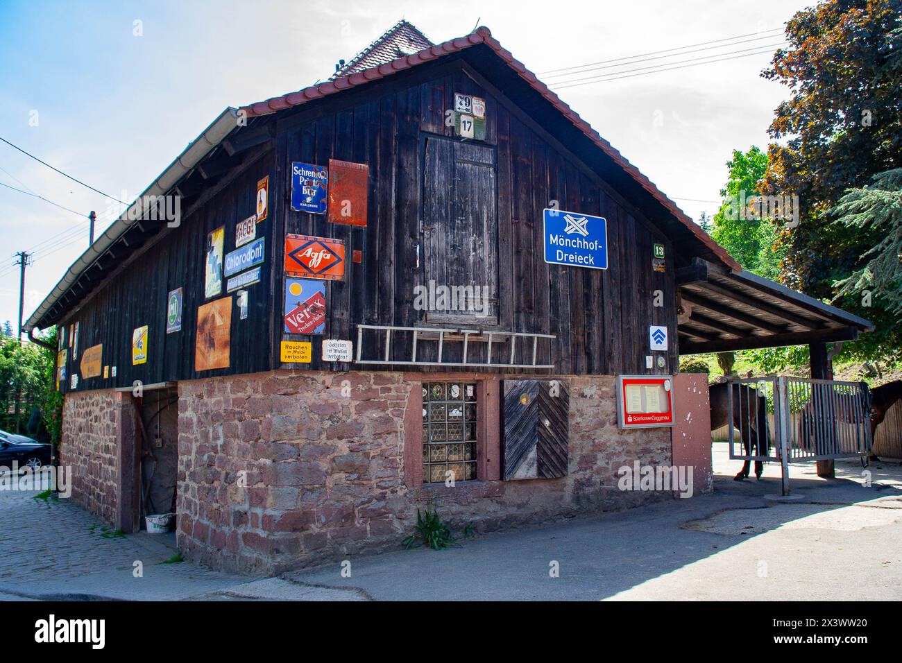 Altes Gebäude mit Werbeschildern Foto Stock