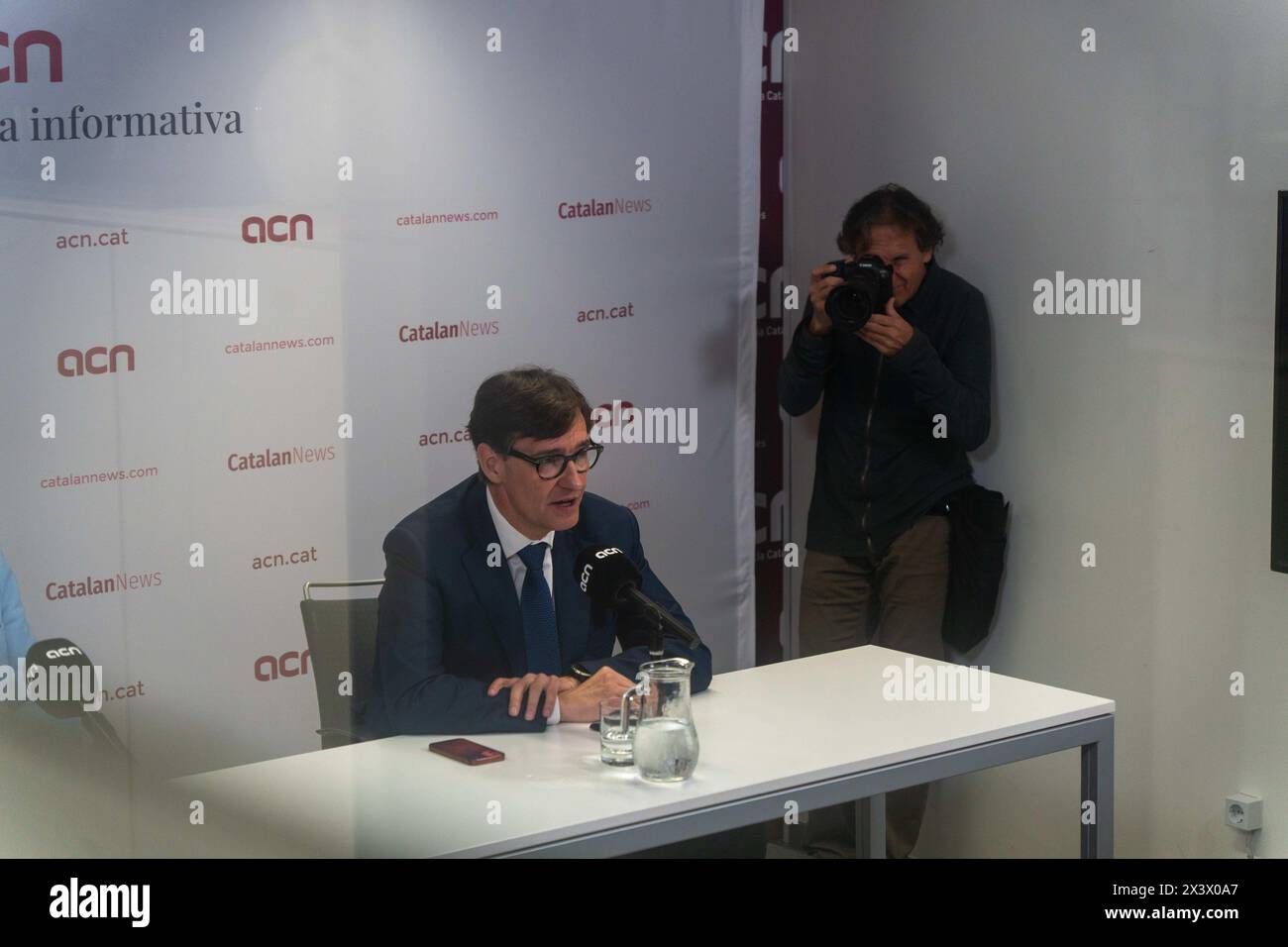 Barcellona, Spagna. 29 aprile 2024. Salvador Illa tiene una conferenza stampa presso la sede dell'agenzia di stampa catalana dopo che Pedro Sánchez rimane alla guida del governo spagnolo. Salvador Illa ofrece una rueda de prensa en la sede de la agencia catalana de noticias después de que se conozca la noticia de que Pedro Sánchez sigue al frente del gobierno espa&#xf1;ol. Nella foto: Salvador Illa News Politics - Barcellona, Spagna lunedì 29 aprile 2024 (foto di Eric Renom/LaPresse) credito: LaPresse/Alamy Live News Foto Stock