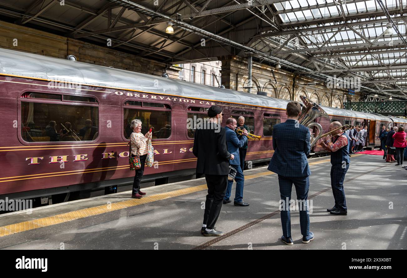 Edimburgo, Scozia, Regno Unito, 29 aprile 2024. Il treno di lusso Royal Scotsman arriva alla stazione di Waverley da Dundee con un benvenuto da parte di una band jazz. Crediti: Sally Anderson/Alamy Live News Foto Stock