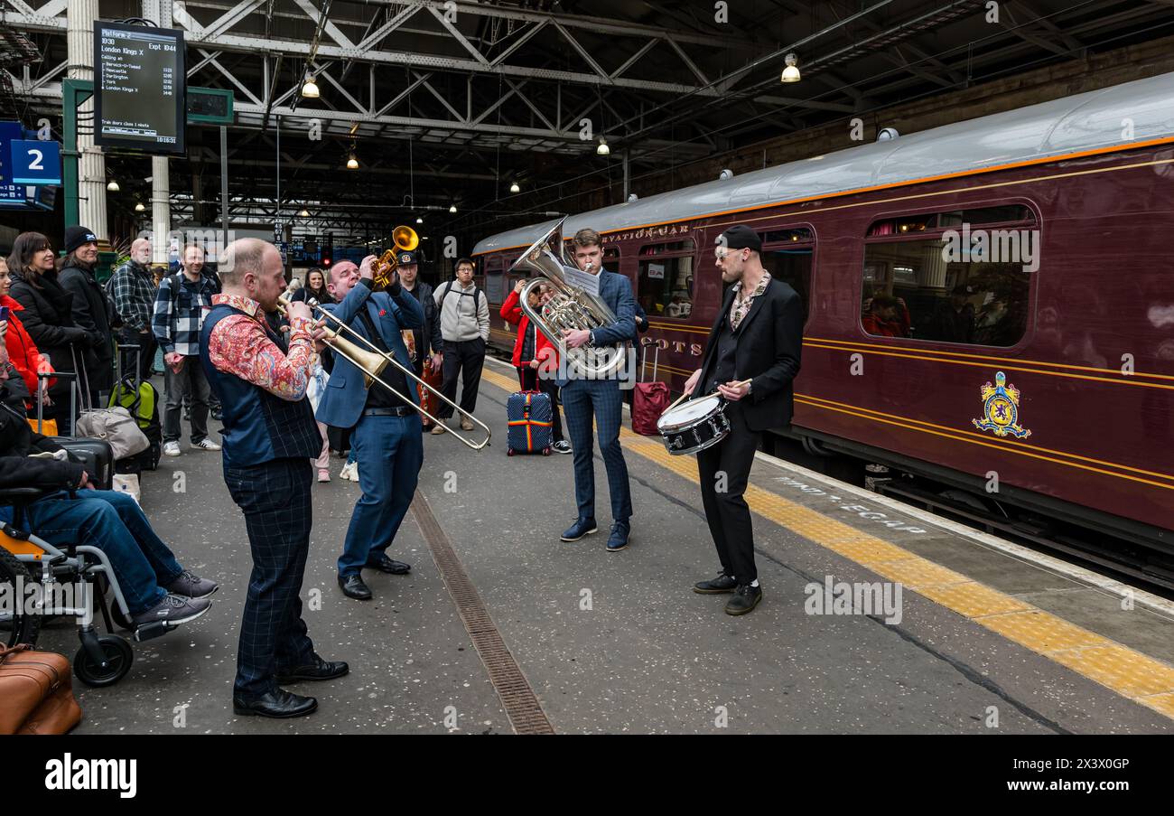 Edimburgo, Scozia, Regno Unito, 29 aprile 2024. Il treno di lusso Royal Scotsman arriva alla stazione di Waverley da Dundee con un benvenuto da parte di una band jazz. Crediti: Sally Anderson/Alamy Live News Foto Stock