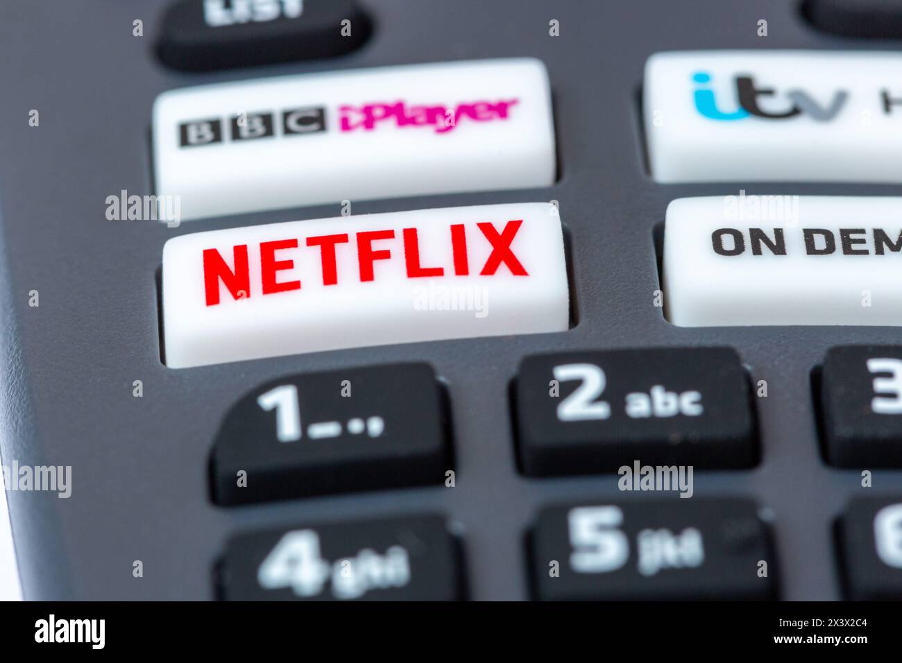Primo piano di un telecomando Freesat dotato di pulsanti per Netflix, BBC iPlayer, itv Hub e On Demand Foto Stock
