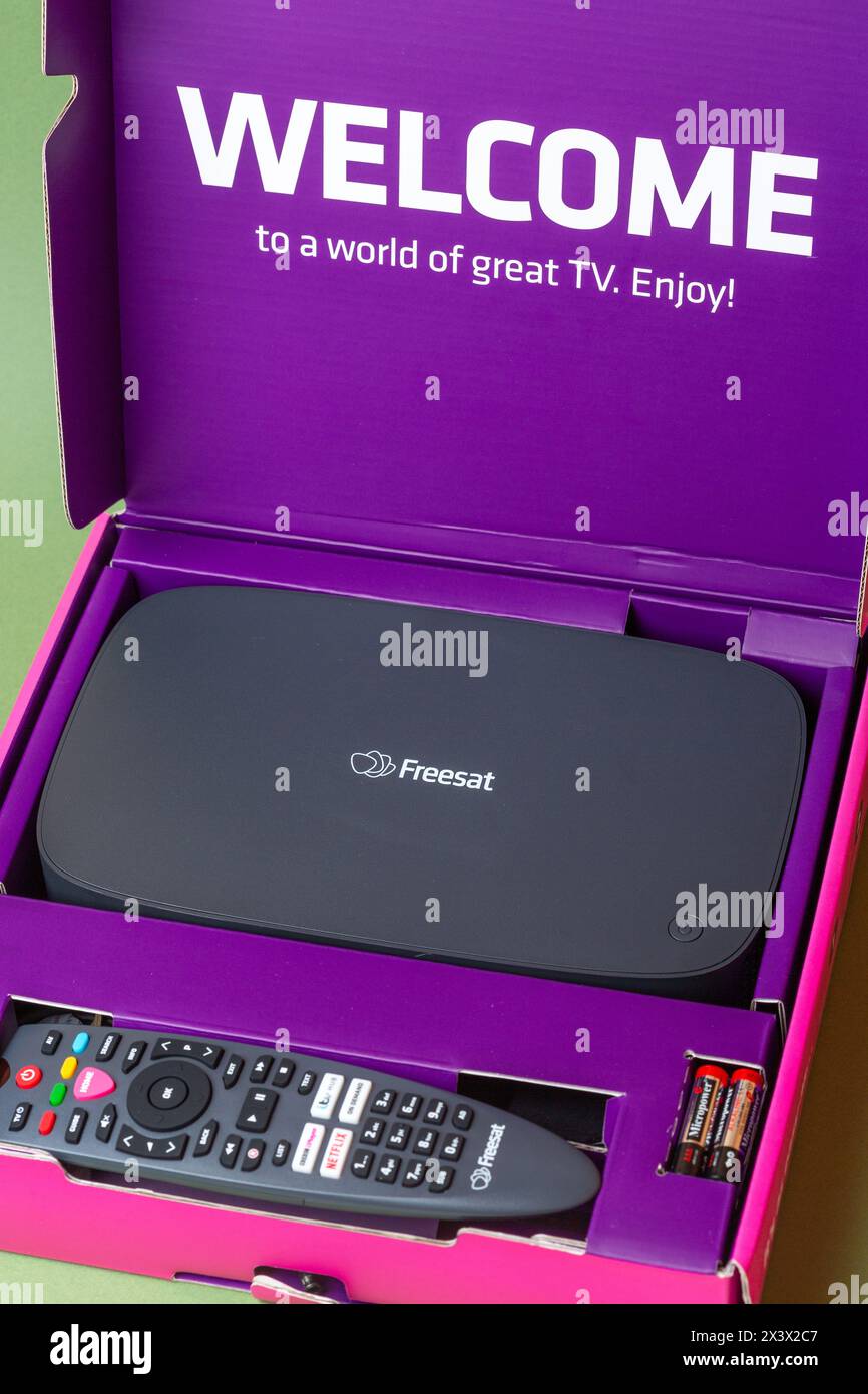 Una scatola freesat e un telecomando nella sua scatola Foto Stock