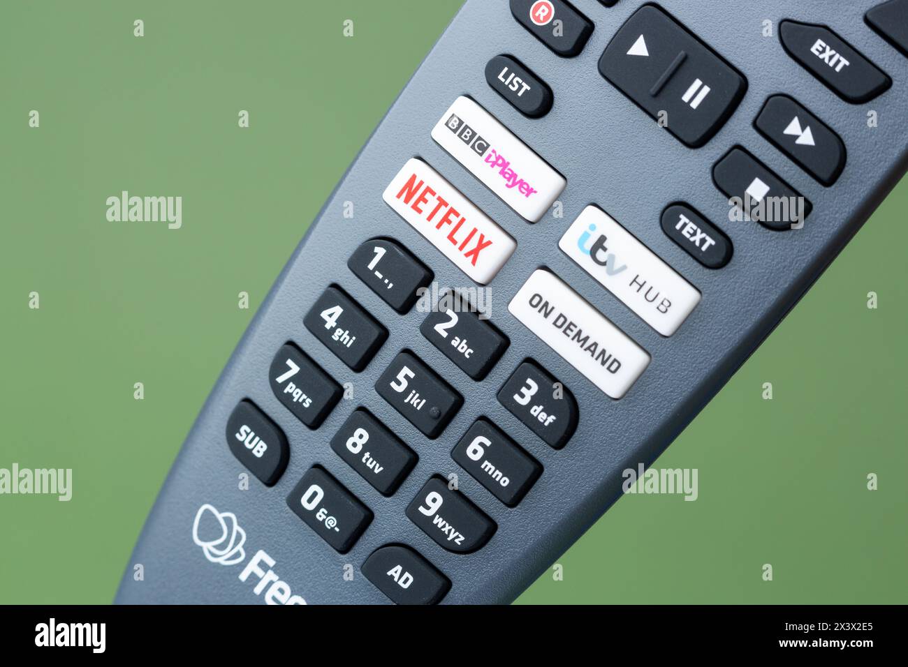 Primo piano di un telecomando Freesat dotato di pulsanti per Netflix, BBC iPlayer, itv Hub e On Demand Foto Stock