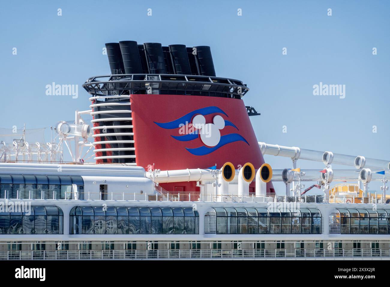 Pila di fumo a imbuto della nave da crociera Disney Dream con logo Disney Cruise Lines Foto Stock