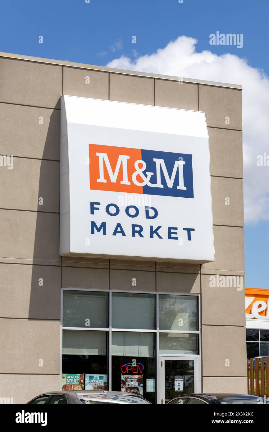 M&M Food Market Store Exterior with Logo Sign on the Store Front Facade, M&M Are a Ready Prepared Frozen Food Speciality Store in Canada, 8 giugno 2022 Foto Stock