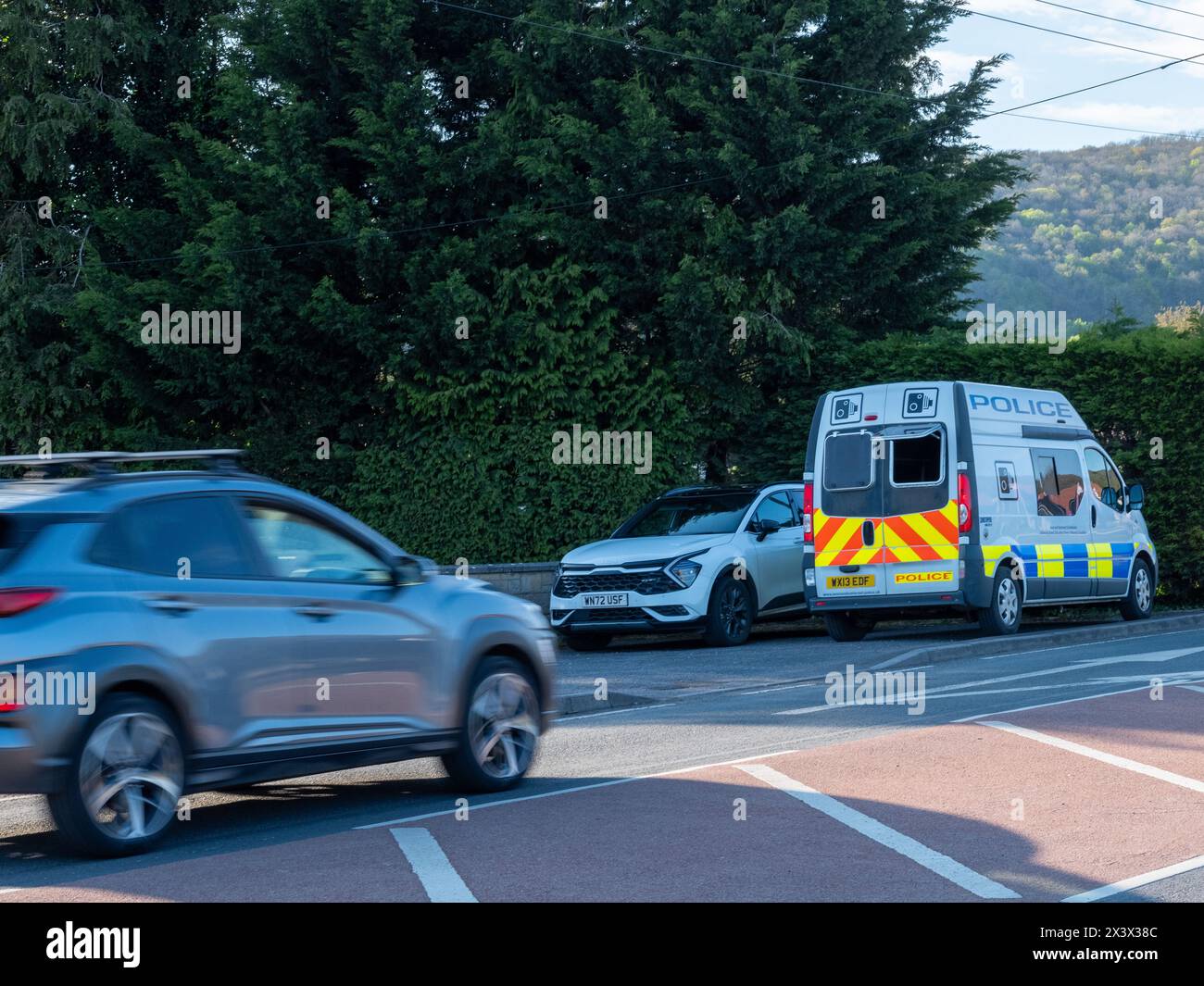 Aprile 2023 - furgone con autovelox mobile in azione, è gestito dalla polizia di Upper New Road, a Cheddar, Somerset, Inghilterra, Regno Unito. Foto Stock Aprile 2023 - furgone con autovelox mobile in azione, è gestito dalla polizia di Upper New Road, a Cheddar, Somerset, Inghilterra, Regno Unito. Foto Stock
