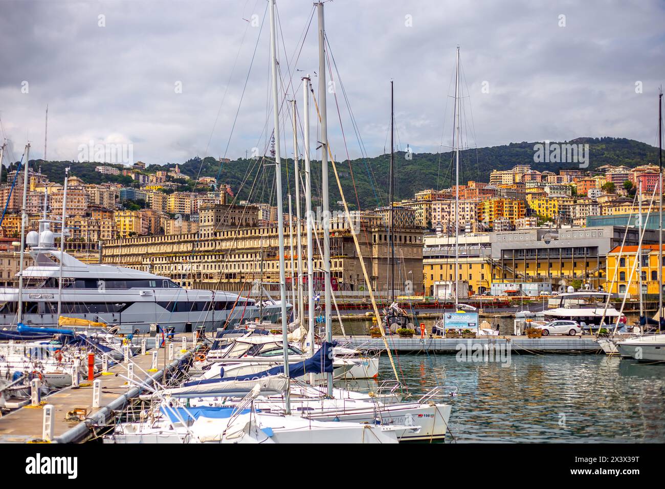 Vecchio Porto Antico di Genova con yacht e barche. Genova, Liguria, Italia 26.04.2024. Foto Stock