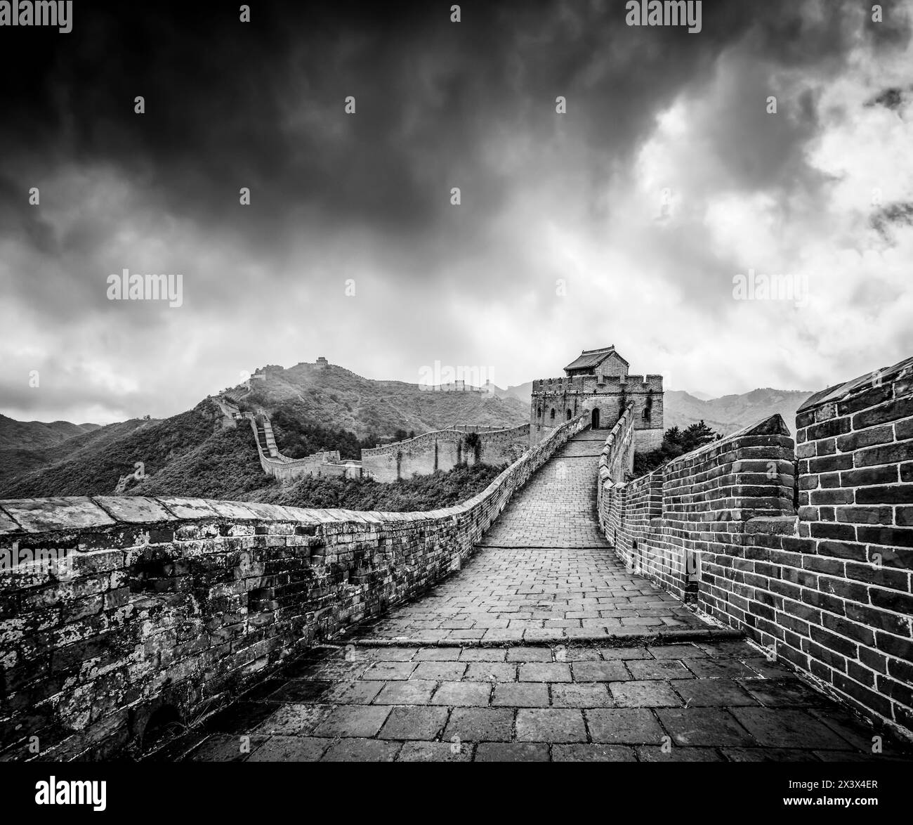 Una giornata umida e suggestiva sulla Grande Muraglia Cinese nella Contea di Jinshanling Luanping, Foto Stock
