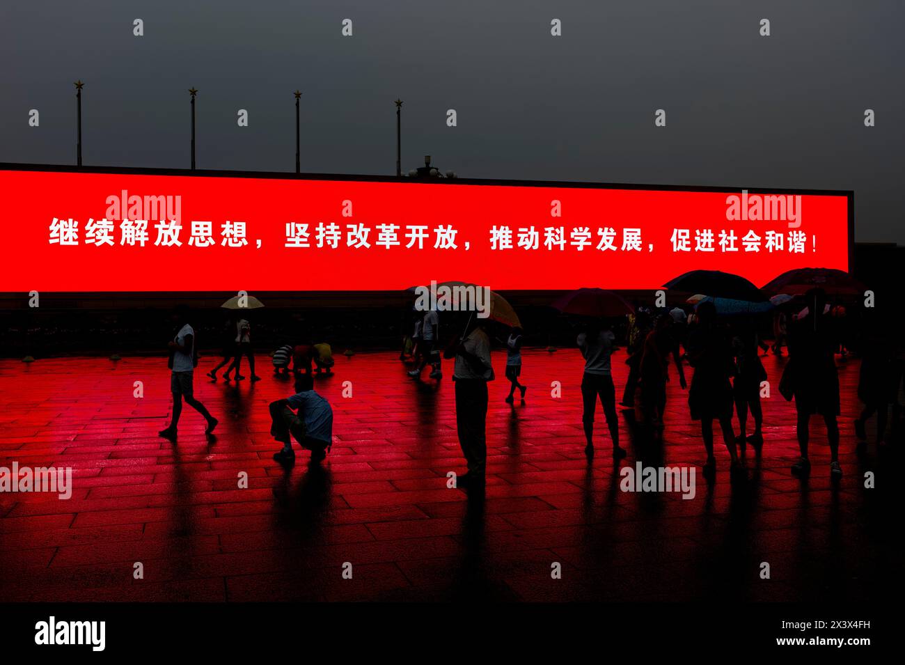 Espositore di luci con slogan cinesi in Piazza Tiananmen, Pechino, Cina. Foto Stock