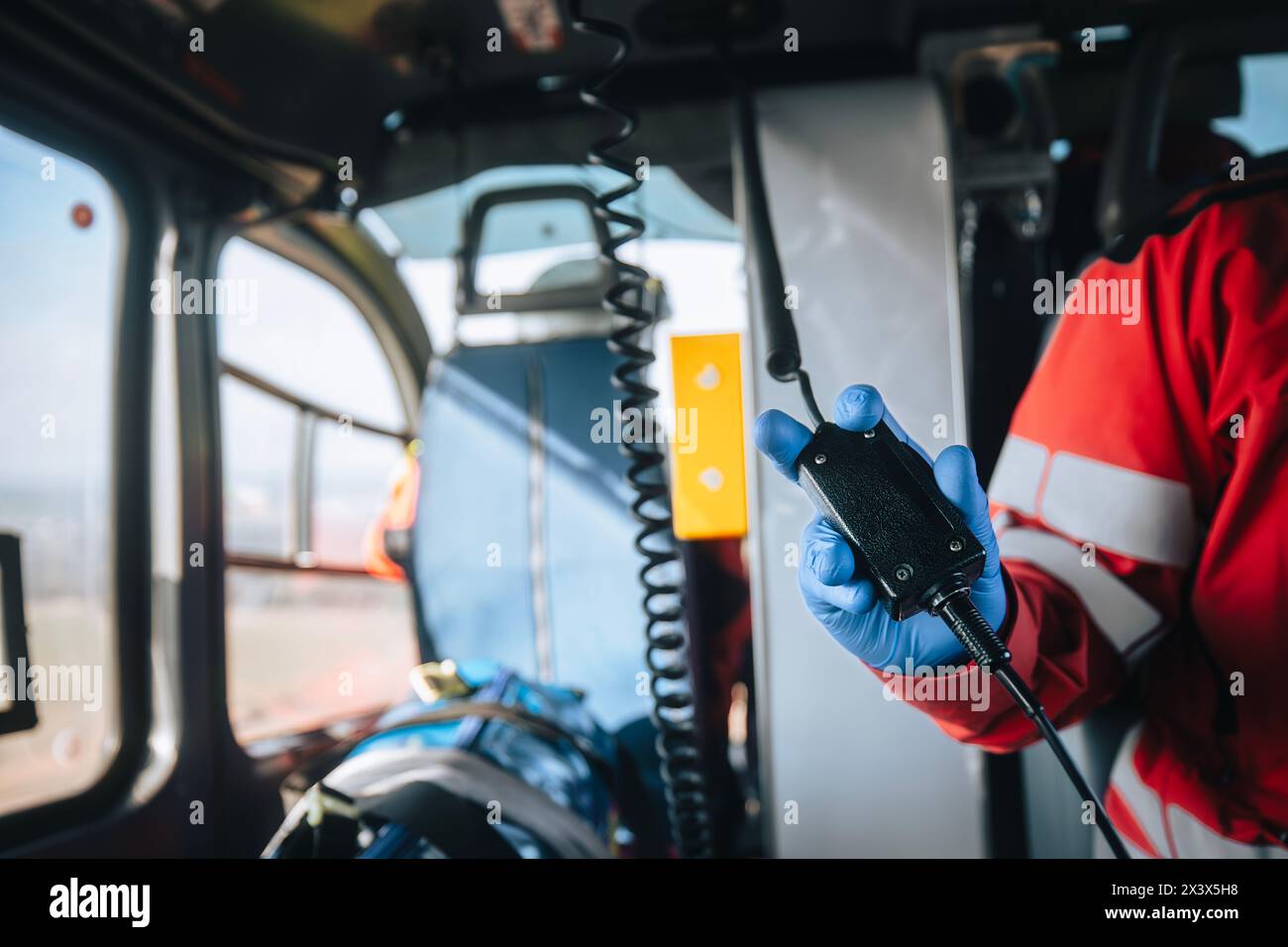 Primo piano mano di medico in guanti chirurgici all'interno elicottero di servizio medico di emergenza. Concetti di salvataggio, connessione e aiuto. Foto Stock