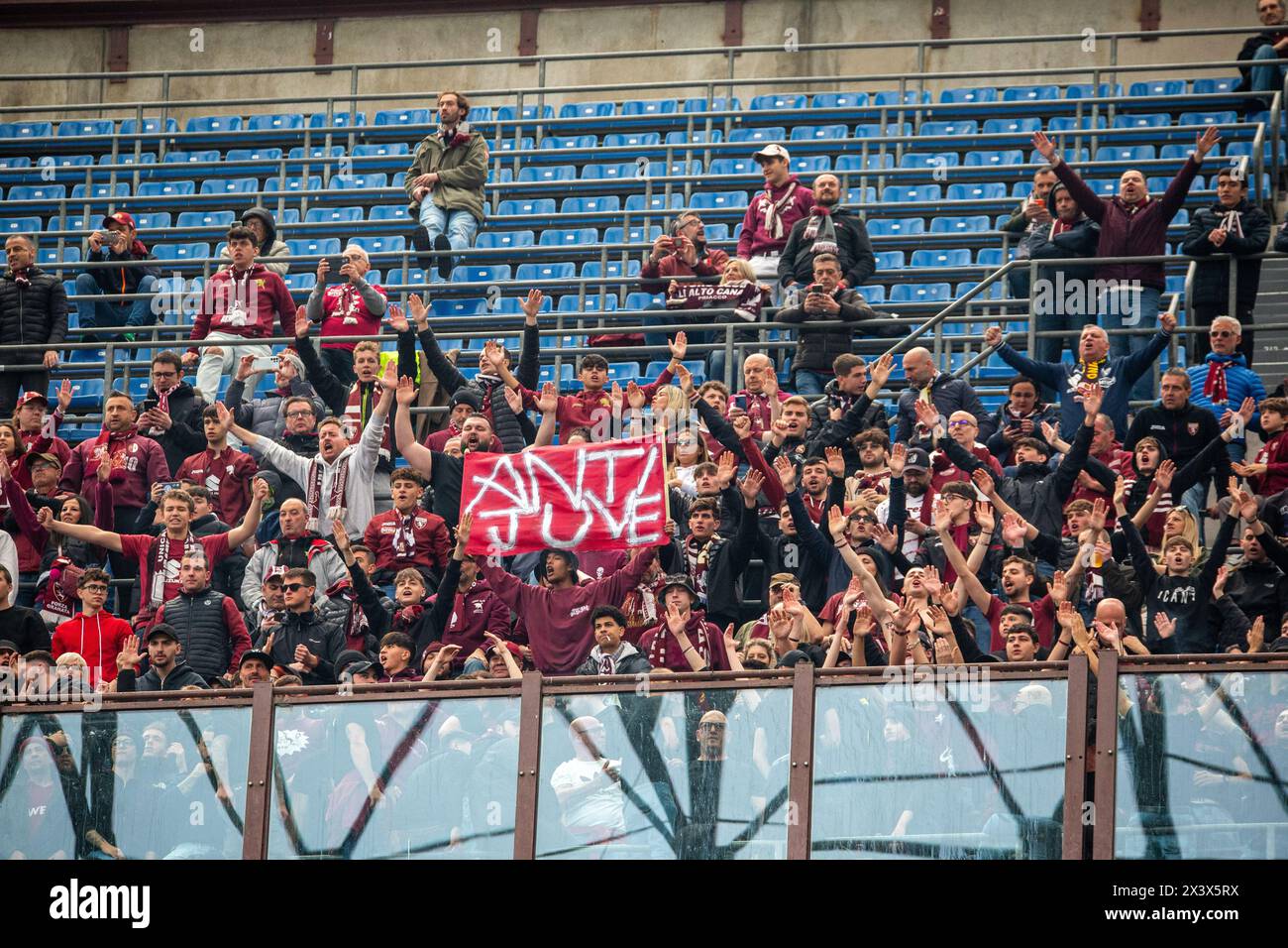 Milano, Italia - aprile 28 2024 - Inter vs Torino serie A - Torino tifosi a milano crediti: Kines Milano/Alamy Live News Foto Stock