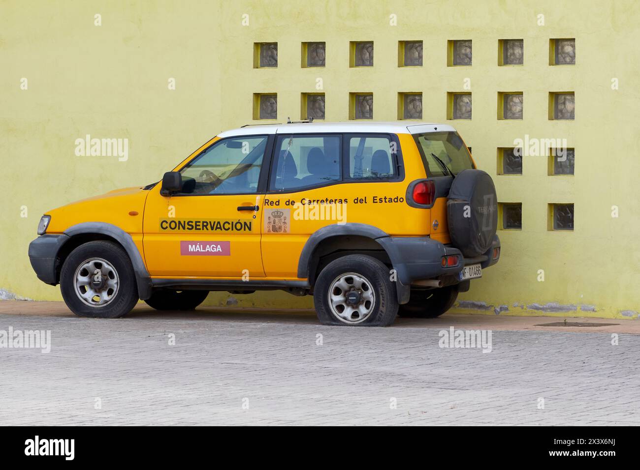 Vecchia Nissan Terrano del governo spagnolo manutenzione stradale. Foto Stock