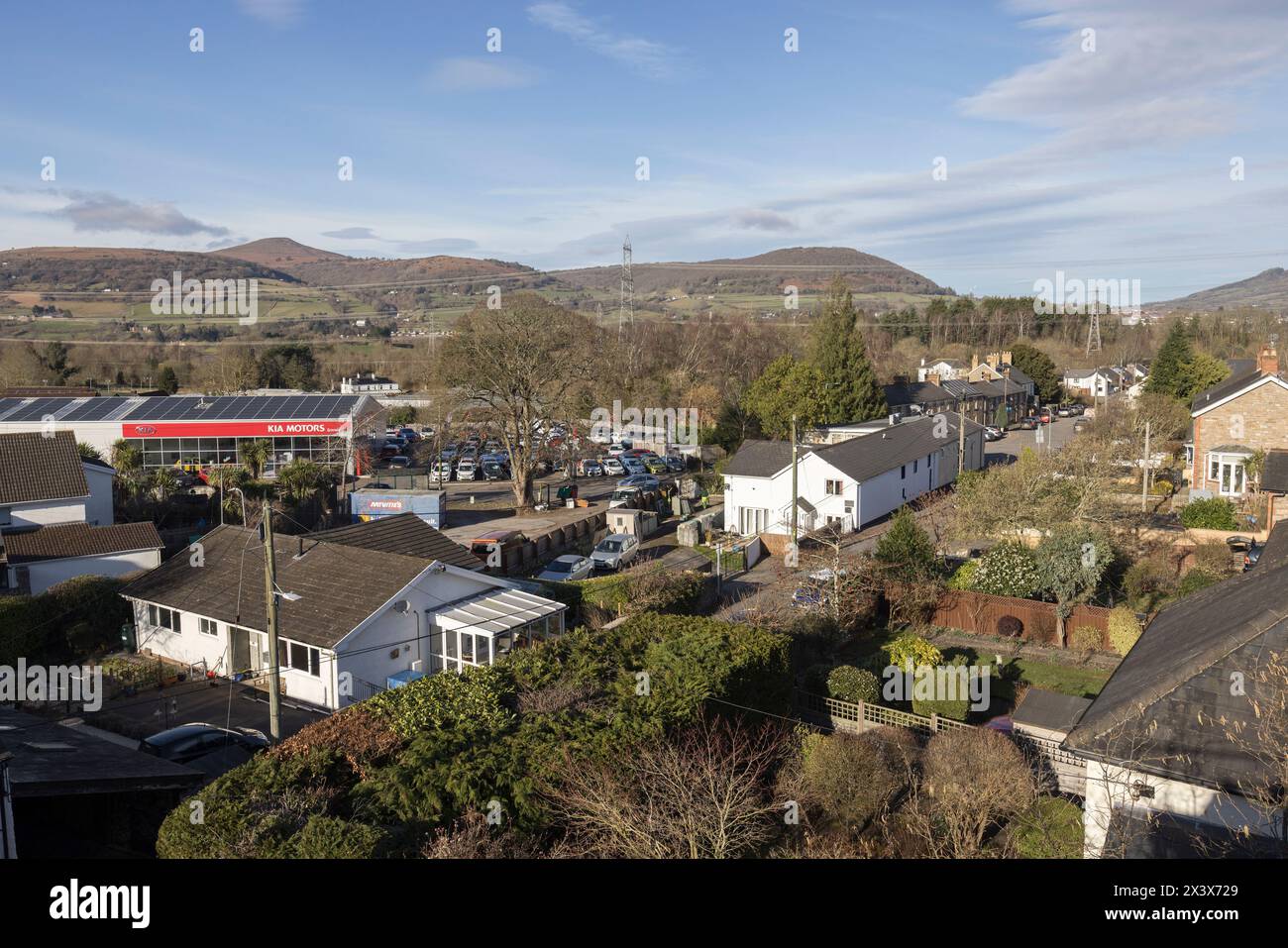 Villaggio di Llanfoist che mostra tetti e giardini di case e affari con pannelli solari, Galles, Regno Unito, con montagne Pan di zucchero in lontananza sulla sinistra Foto Stock Villaggio di Llanfoist che mostra tetti e giardini di case e affari con pannelli solari, Galles, Regno Unito, con montagne Pan di zucchero in lontananza sulla sinistra Foto Stock