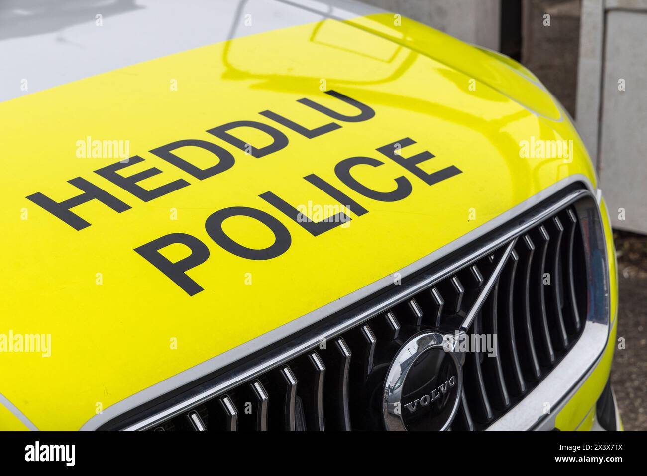Cartello della polizia Heddlu sul cofano della macchina della polizia Volvo, Crickhowell, Powys, Galles, Regno Unito Foto Stock