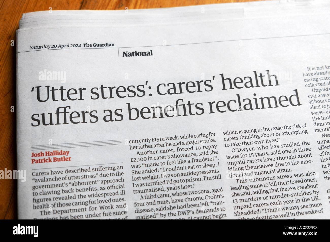 "Stress totale: La salute degli assistenti soffre come benefici recuperati" Guardian titolo del quotidiano assistenza sociale salute mentale articolo 20 aprile 2024 Londra Regno Unito Foto Stock