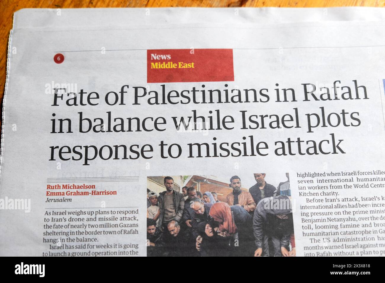 "Il destino dei palestinesi a Rafah in equilibrio mentre Israele complotta la risposta all'attacco missilistico" il quotidiano The Guardian scrive Israel Gaza War 17 aprile 2024 Regno Unito Foto Stock