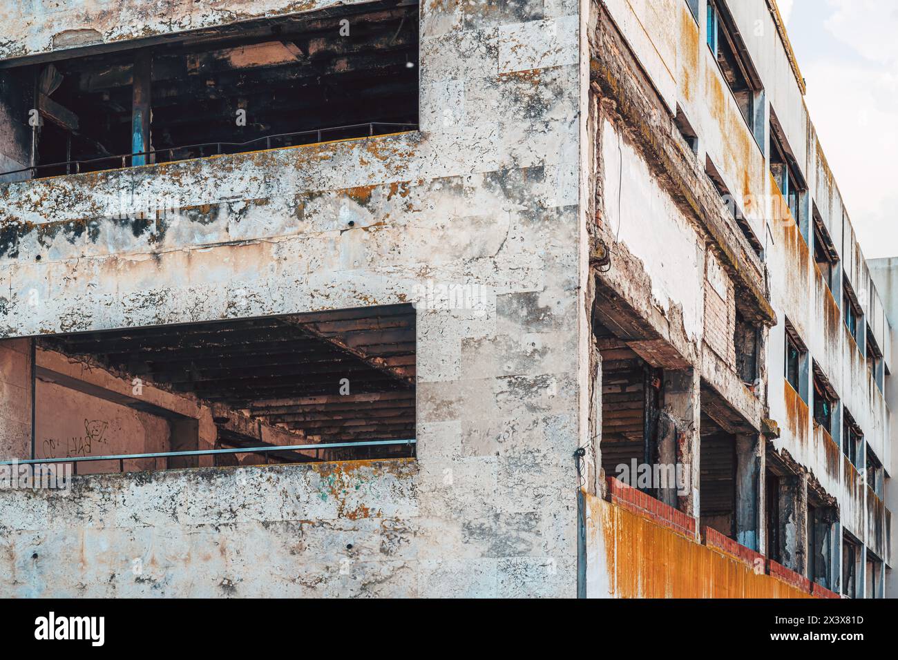 Vecchio edificio in rovina pronto per essere distrutto, attenzione selettiva Foto Stock