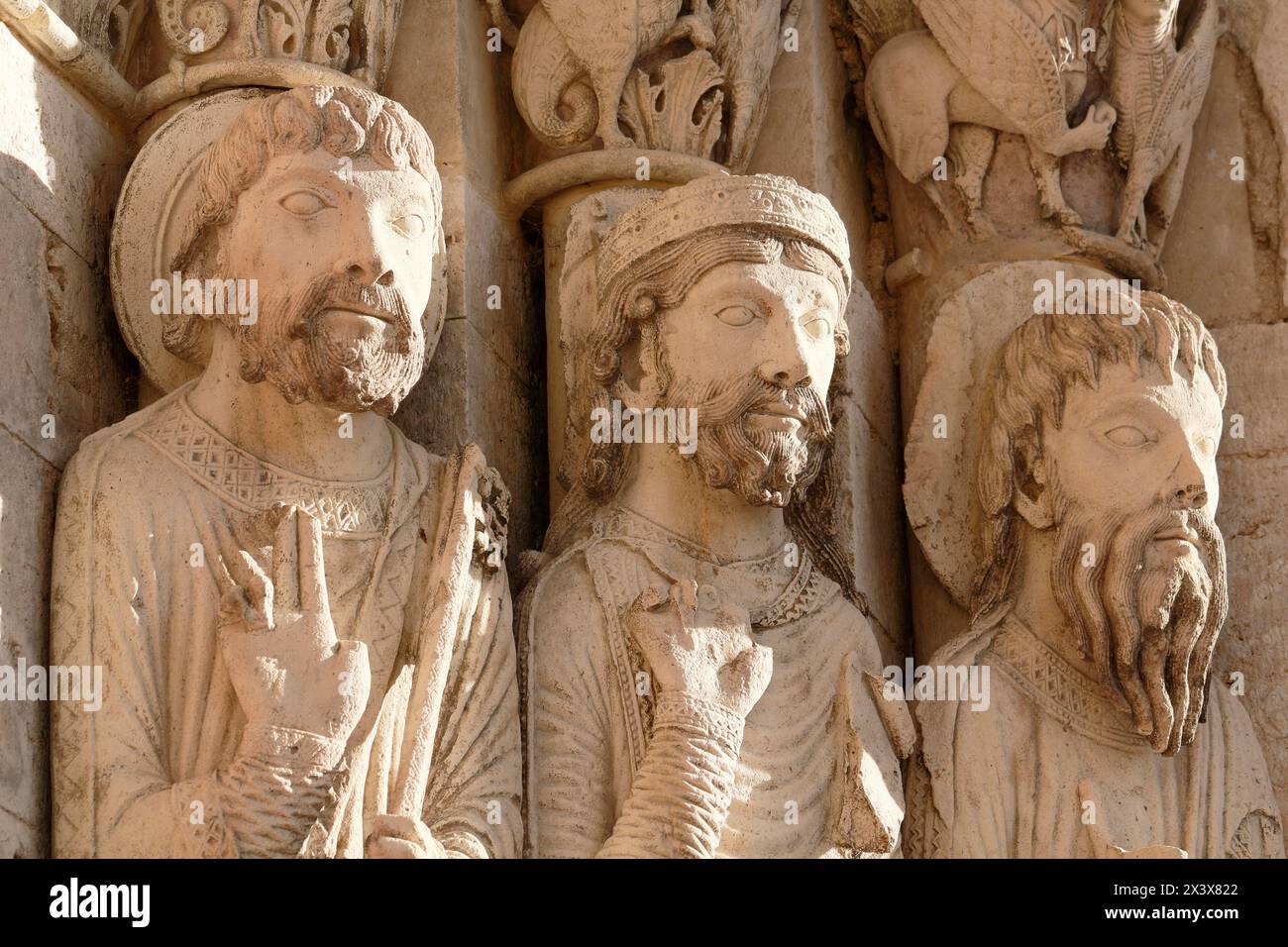 Senna e Marne. Saint Loup de Naud. Chiesa di San Lupo, capolavoro dell'arte romanica. Primo piano sulle sculture della porta risalenti al XII secolo Foto Stock
