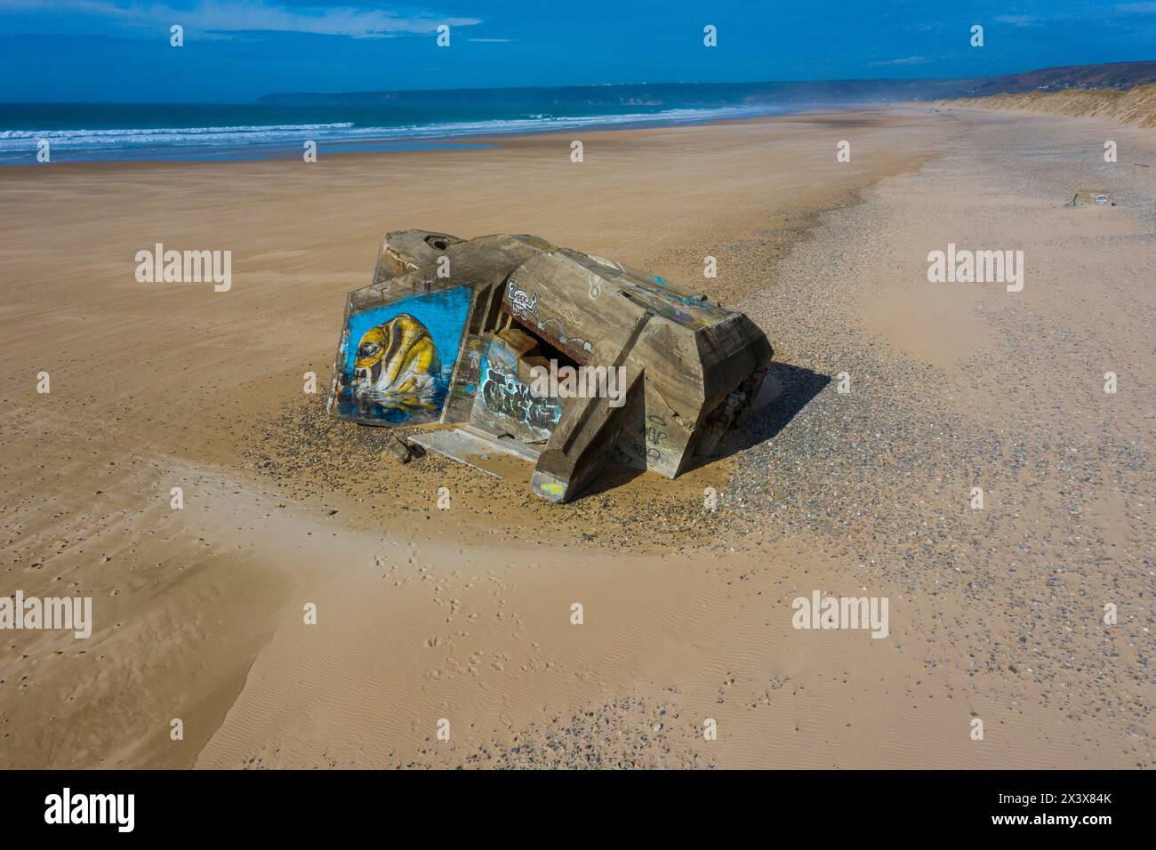 Francia, Manche, Cotentin. Street art sul blockhouse. Spiaggia di Biville Foto Stock
