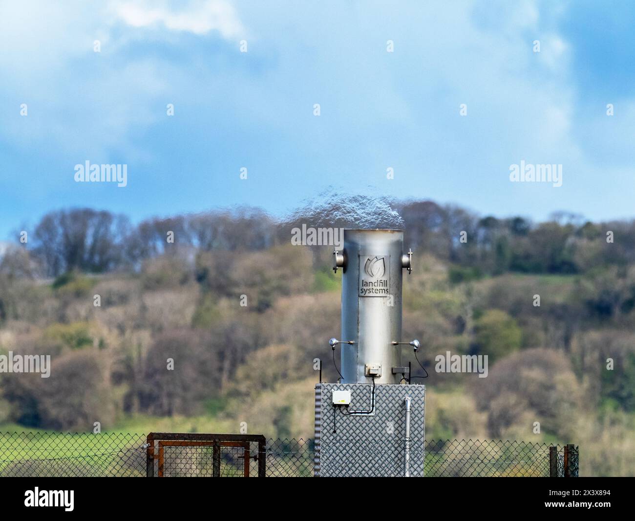 Combustione di gas metano emesso da una vecchia discarica di discarica alla periferia di Carnforth, Lancashire, Regno Unito. Foto Stock