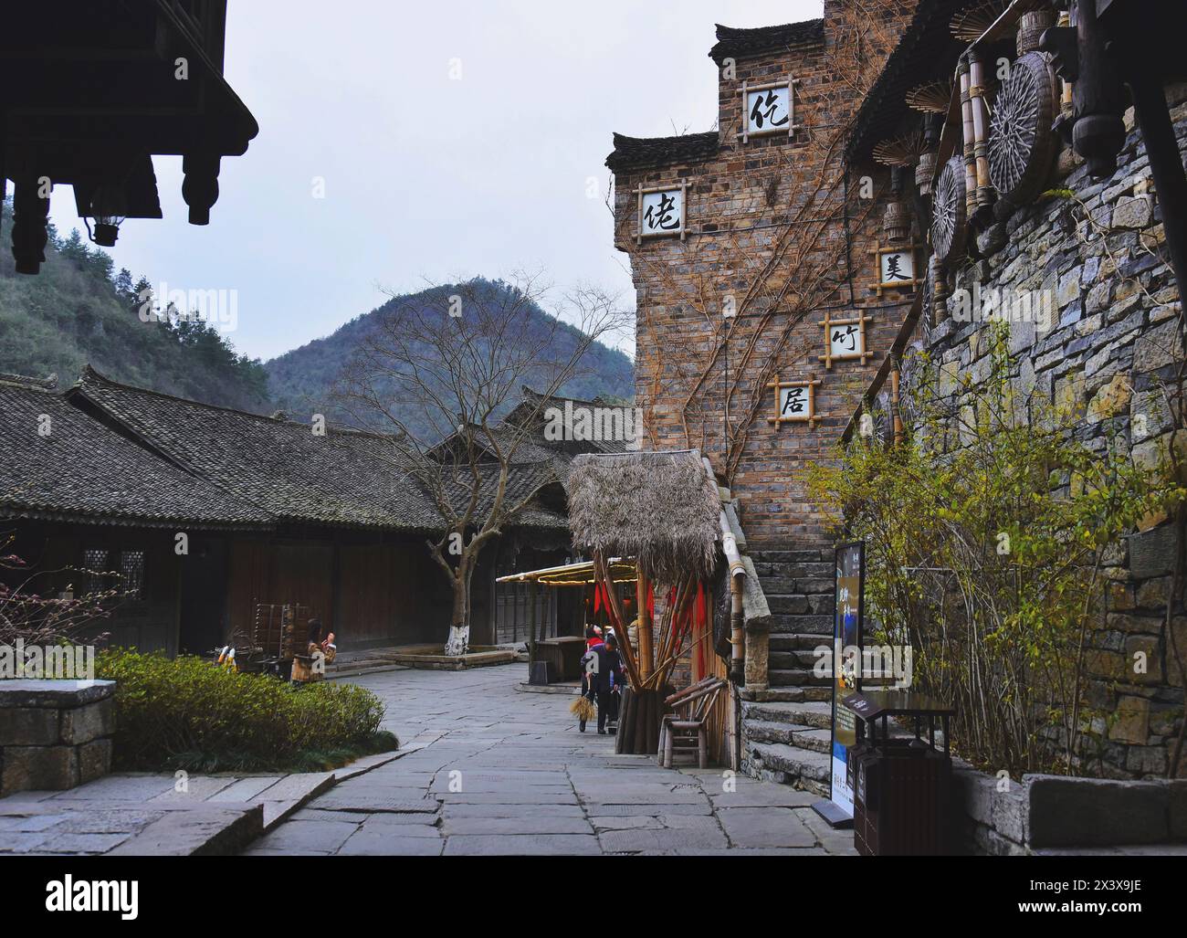 Lo splendido villaggio di Wujiang, un villaggio culturale del gruppo etnico Miao minoritario in Cina. Città di Zunyi, provincia di Guizhou, Cina Foto Stock