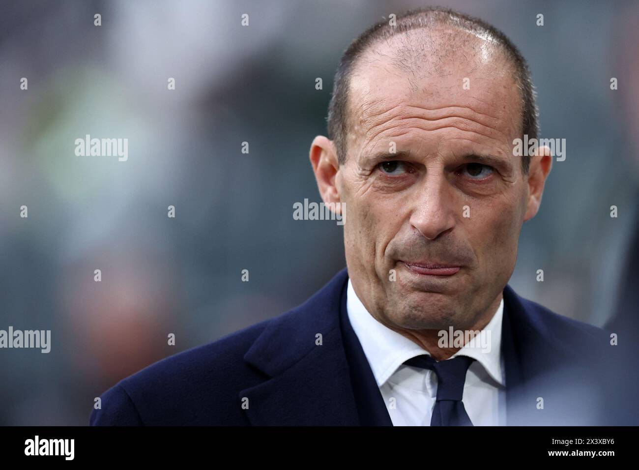 Massimiliano Allegri, capo allenatore della Juventus FC, guarda durante la partita di serie A tra Juventus FC e AC Milan allo stadio Allianz il 27 aprile 2024 a Torino. Foto Stock