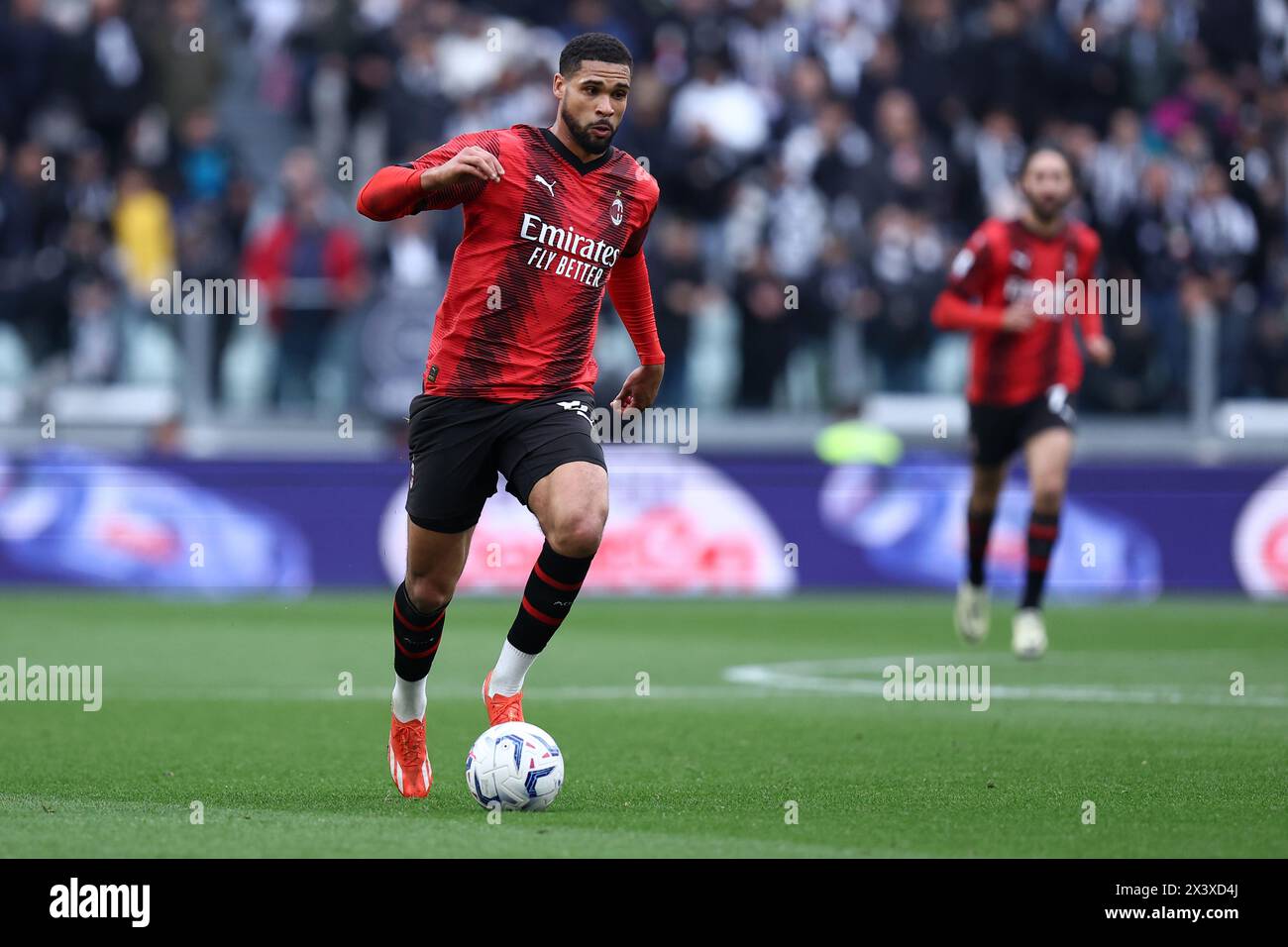 Ruben Loftus-Cheek dell'AC Milan in azione durante la partita di serie A tra Juventus FC e AC Milan allo Stadio Allianz il 27 aprile 2024 a Torino. Foto Stock