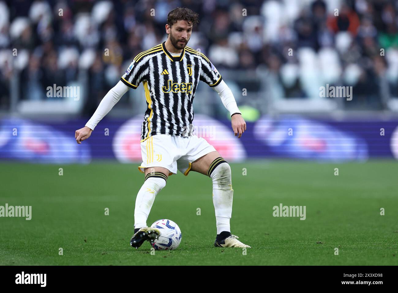 Manuel Locatelli della Juventus FC in azione durante la partita di serie A tra Juventus FC e AC Milan allo stadio Allianz il 27 aprile 2024 a Torino. Foto Stock