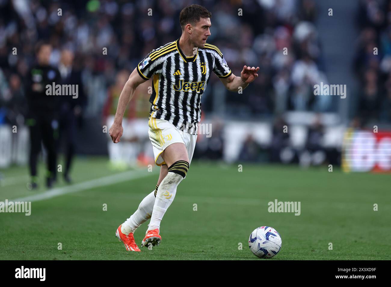 Dusan Vlahovic della Juventus FC in azione durante la partita di serie A tra Juventus FC e AC Milan allo stadio Allianz il 27 aprile 2024 a Torino. Foto Stock