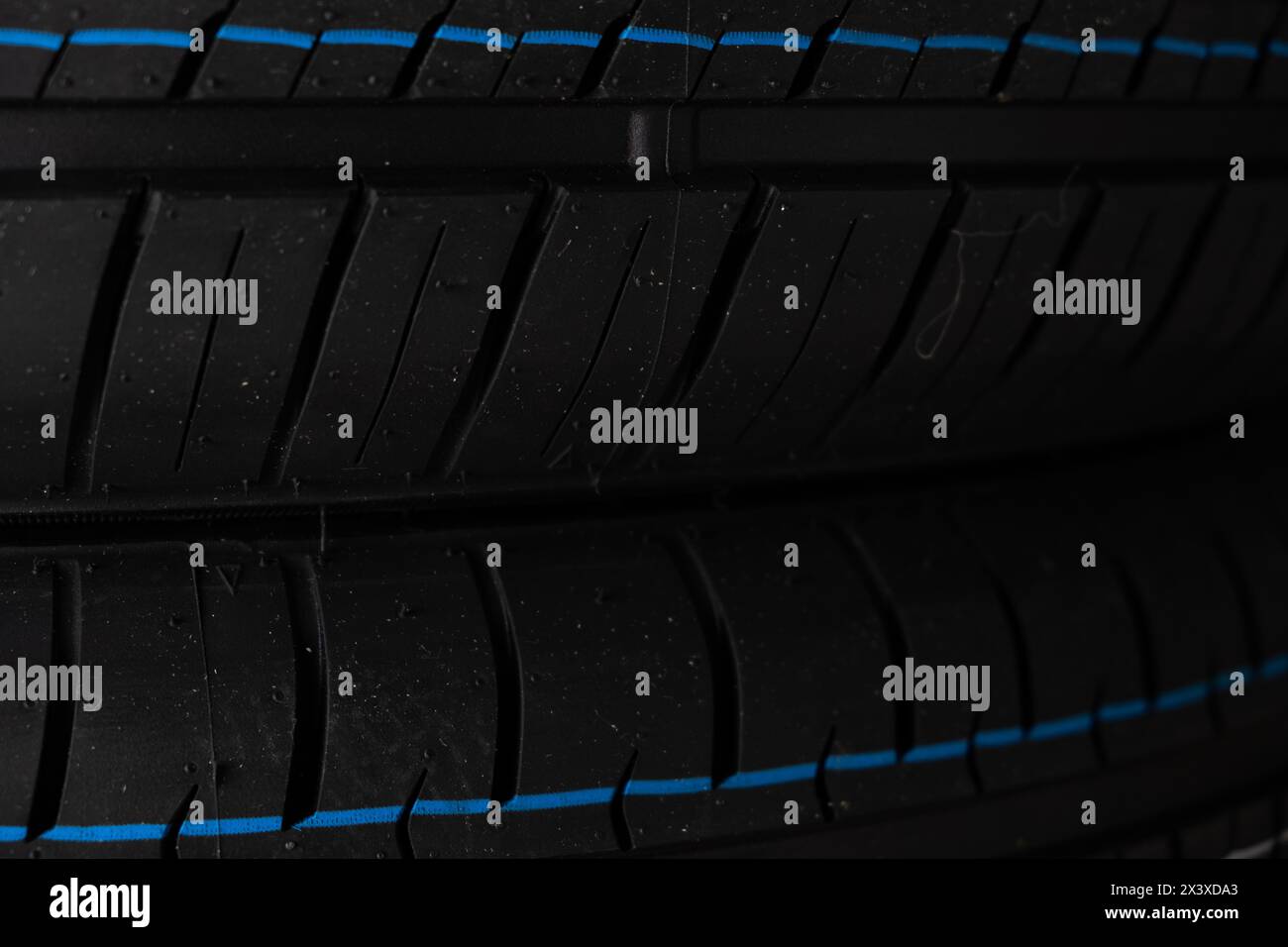 Primo piano dello pneumatico dell'auto. Sfondo pneumatici per auto sportive. Struttura degli pneumatici per auto Foto Stock