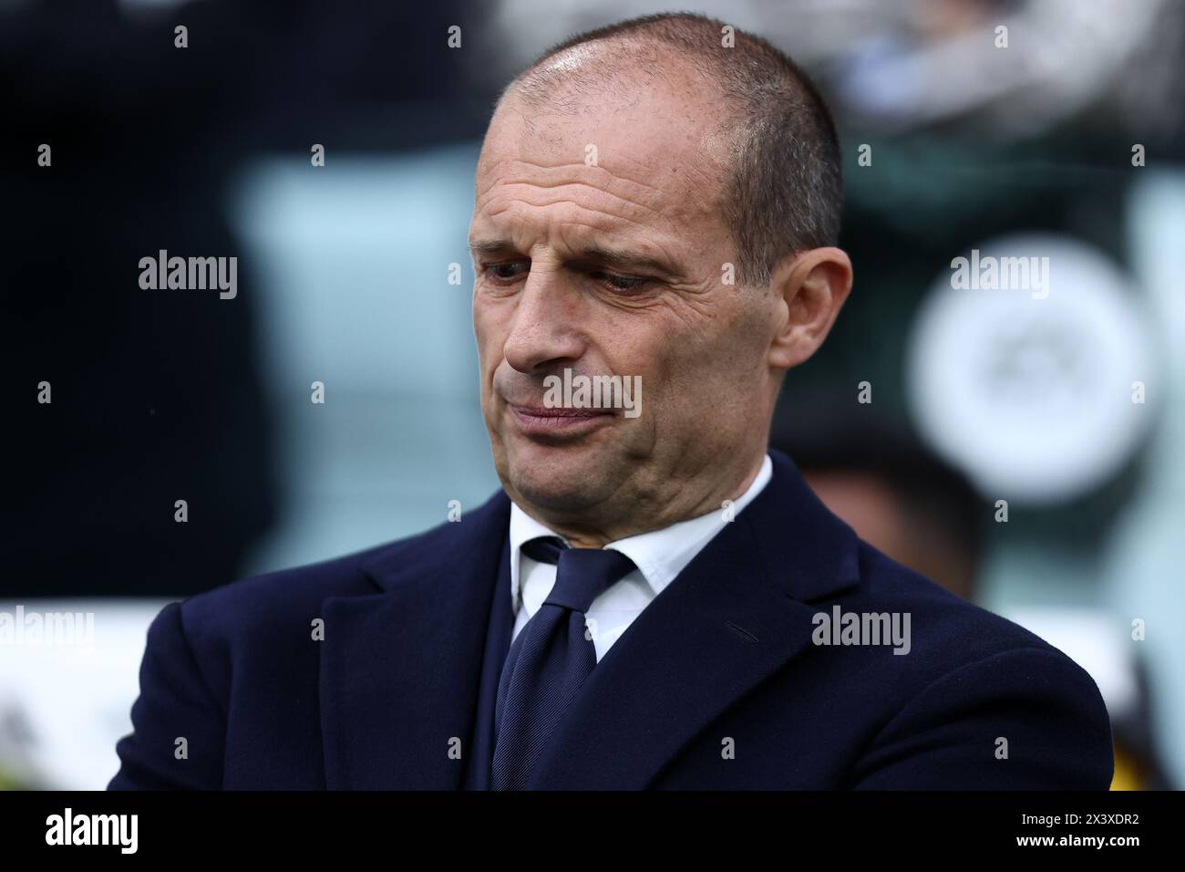 Massimiliano Allegri, capo allenatore della Juventus FC, guarda durante la partita di serie A tra Juventus FC e AC Milan allo stadio Allianz il 27 aprile 2024 a Torino. Foto Stock