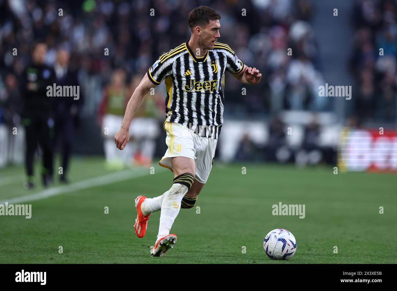 Dusan Vlahovic della Juventus FC in azione durante la partita di calcio di serie A tra Juventus FC e AC Milan allo stadio Allianz il 27 aprile 2024 a Torino. Foto Stock