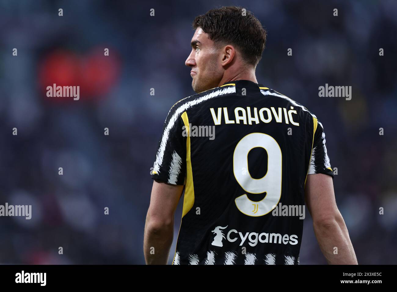 Dusan Vlahovic della Juventus FC guarda durante la partita di calcio di serie A tra Juventus FC e AC Milan allo stadio Allianz il 27 aprile 2024 a Torino. Foto Stock