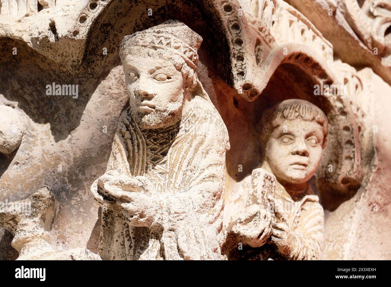 Senna e Marne. Saint Loup de Naud. Chiesa di San Lupo, capolavoro dell'arte romanica. Primo piano sulle sculture della porta risalenti al XII secolo Foto Stock