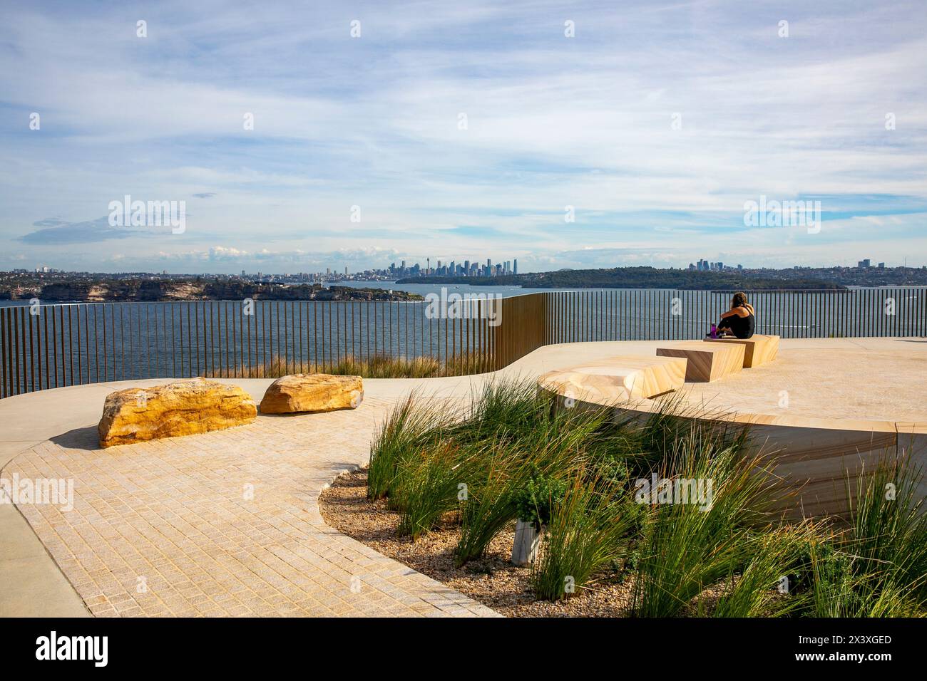 North Head Manly, Woman gode della vista del porto di Sydney e dello skyline cittadino del centro di Sydney dal punto di osservazione di Burragula sul Fairfax Track Foto Stock