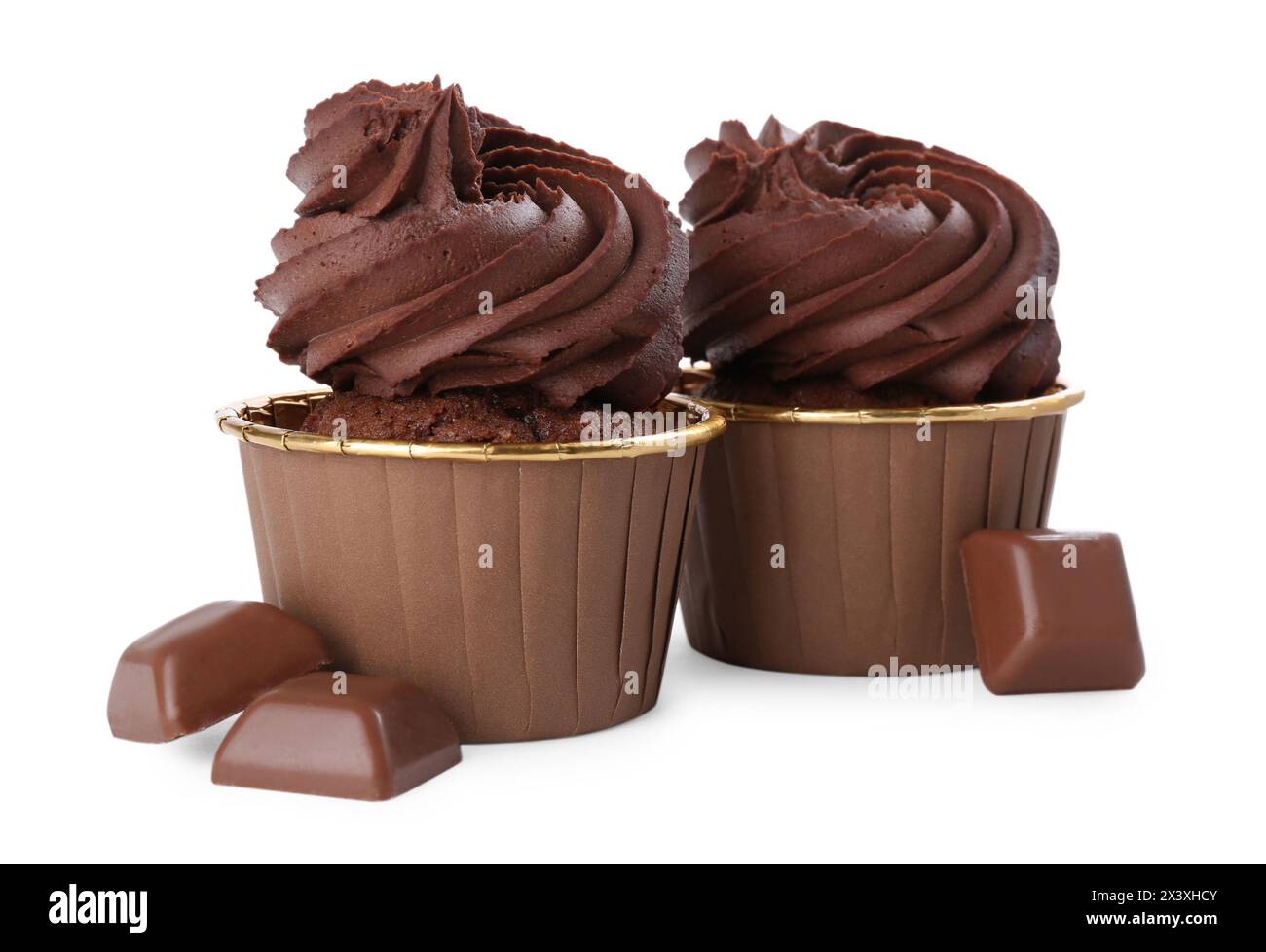 Deliziosi cupcake e pezzi di cioccolato isolati su bianco Foto Stock