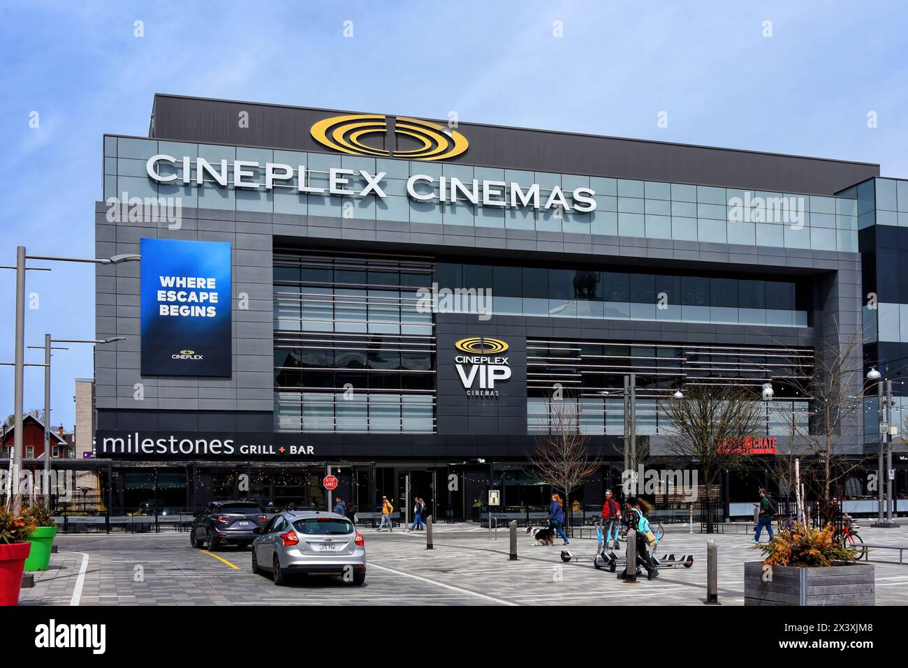 Ottawa, Canada - 27 aprile 2024: Il Cineplex Cinemas at Lansdowne offre un trattamento VIP con sedili reclinabili, servizio pasti al posto e Foto Stock