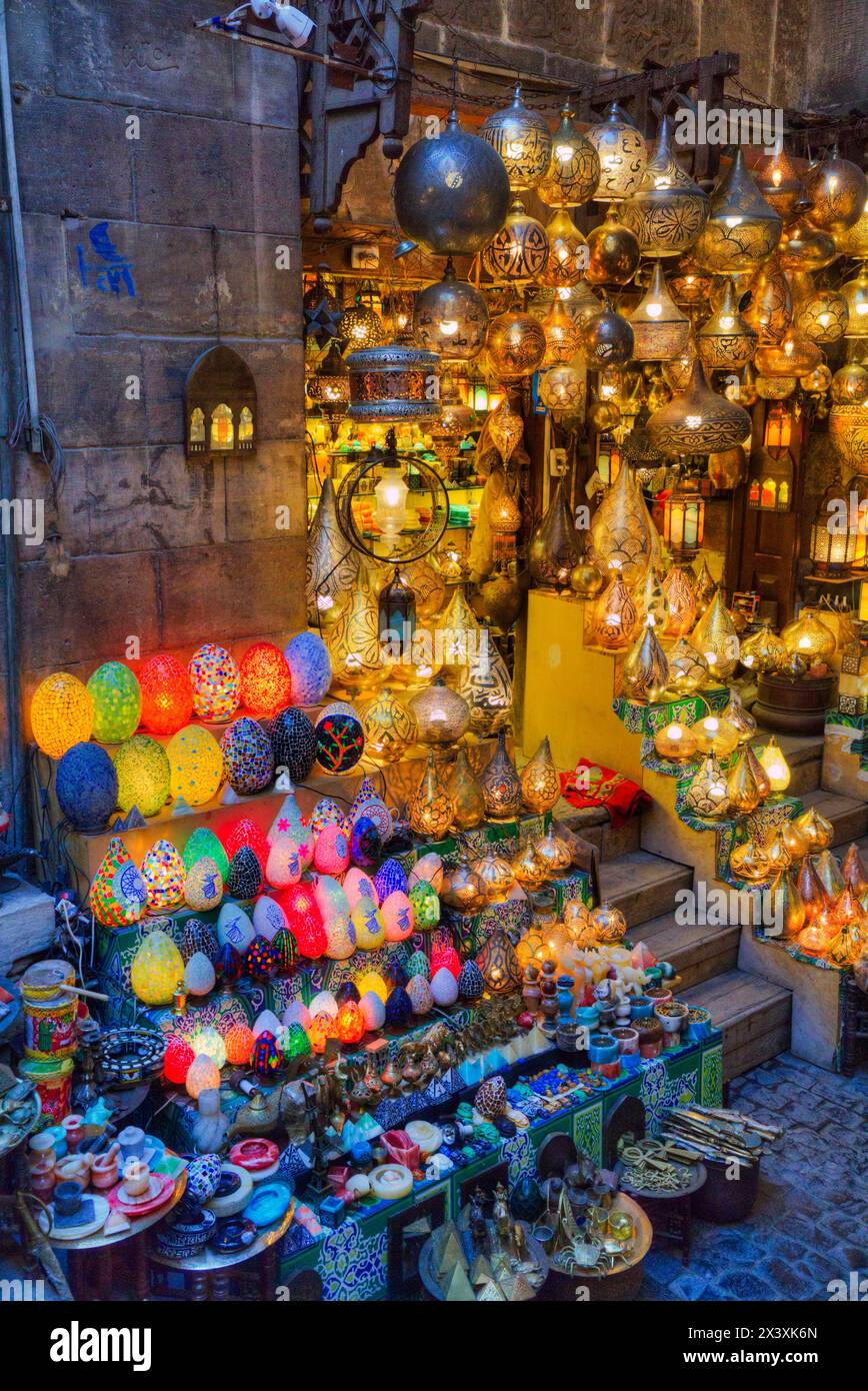 Luci in vendita, bazar Khan el-Khalili, il Cairo storico, sito patrimonio dell'umanità dell'UNESCO, il Cairo, Egitto Foto Stock