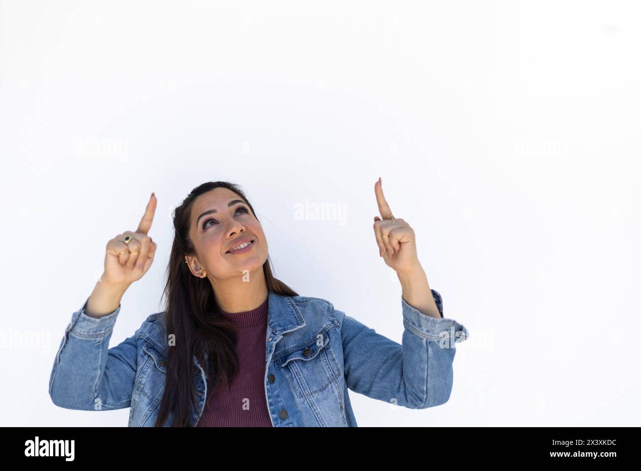 Ritratto di imprenditore e madre sorridente e felice che punta con il dito Foto Stock