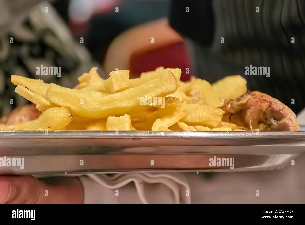 Piatto su un vassoio contenente patatine fritte e un pezzo di carne di agnello Foto Stock