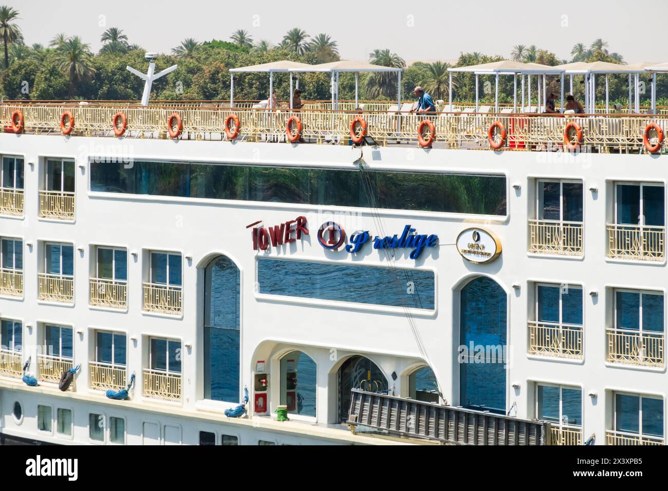 Turisti sul ponte della nave da crociera sul Nilo, Tower Prestige, gestita da Orient Luxury Nile Cruises. Vicino a Edfu, in Egitto Foto Stock