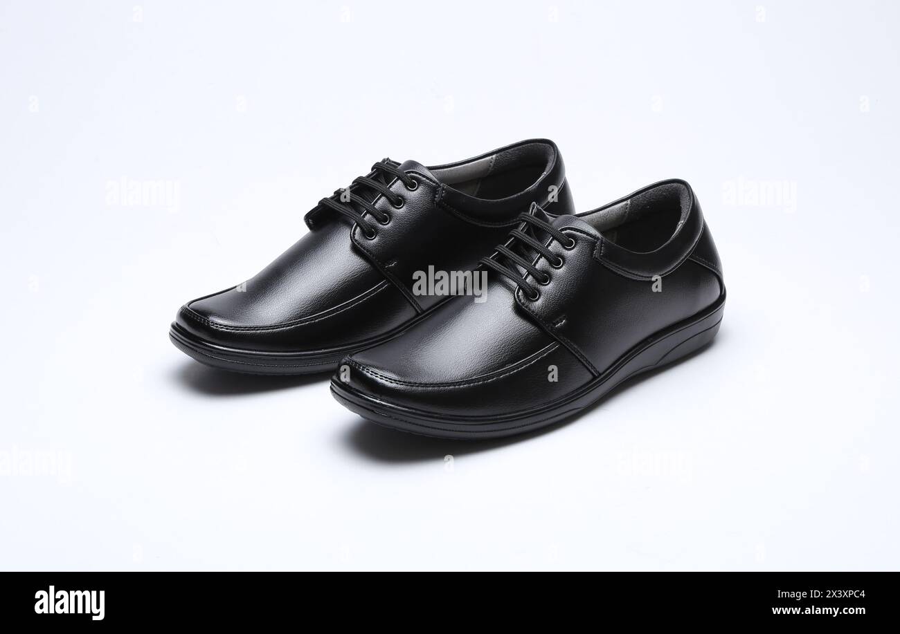 scarpe formali in pelle nera isolate su sfondo bianco Foto Stock