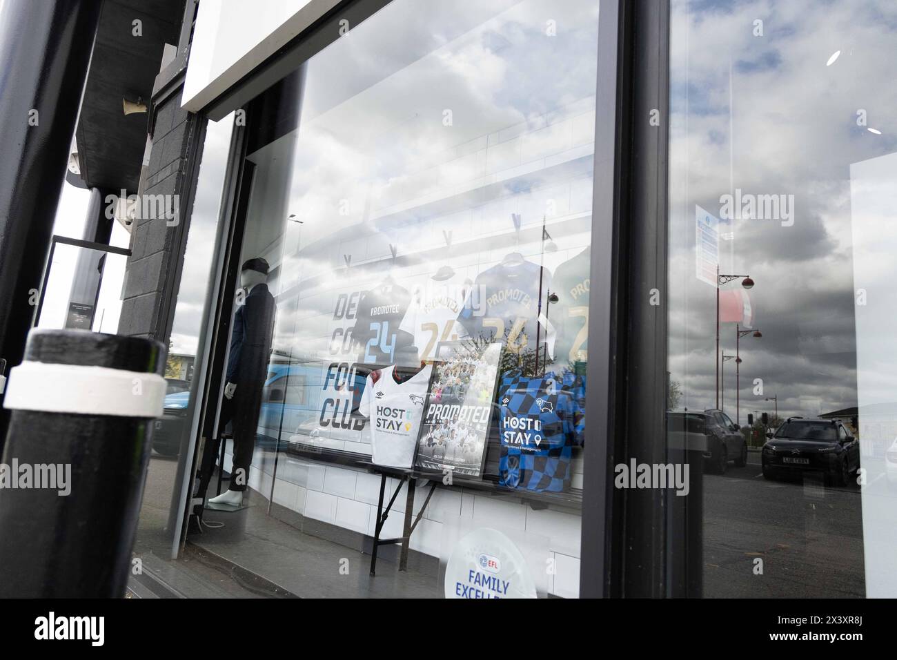 Una visione generale dell'edizione speciale ÒPromotion di 24Ó cimeli in mostra al Derby County Football Club Megastore disponibile per i tifosi per l'acquisto il 29/04/2024, il giorno dopo che il club ha vinto la promozione in campionato battendo il Carlisle United 3-0 in casa. Il club ha modificato la propria casa, la trasferta e la terza kitÕs con una speciale numerazione dorata e scritta ÒPromoted 24Ó foto di Ben Booth | ALAMY FOTO STOCK Foto Stock